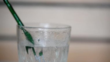 Sanatçı açık şeffaf su fırça yıkar. Çizmek hazırlanıyor. Yakından