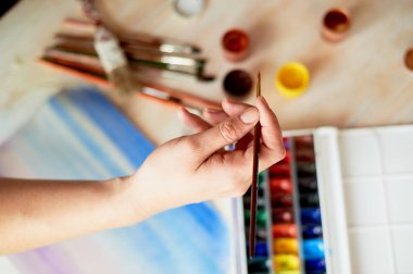 Sanatçı tarafından bir örnek oluşturma işlemi. Suluboya boya. El fırça ile