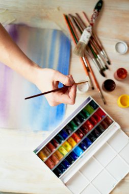 Sanatçı tarafından bir örnek oluşturma işlemi. Suluboya boya. El fırça ile