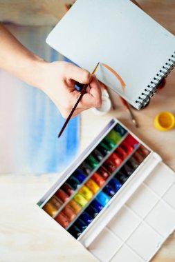 Sanatçı tarafından bir örnek oluşturma işlemi. Suluboya boya. El fırça ile