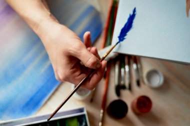 Sanatçı tarafından bir örnek oluşturma işlemi. Suluboya boya. El fırça ile