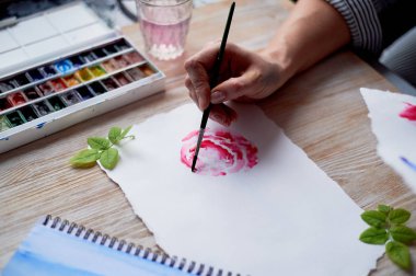 Sanatçı tarafından bir örnek oluşturma işlemi. Suluboya boya. El fırça ile