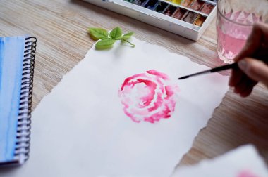 Sanatçı tarafından bir örnek oluşturma işlemi. Suluboya boya. El fırça ile