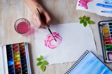 Sanatçı tarafından bir örnek oluşturma işlemi. Suluboya boya. El fırça ile