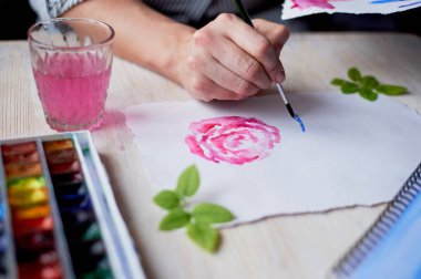 Sanatçı tarafından bir örnek oluşturma işlemi. Suluboya boya. El fırça ile