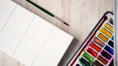 Sanatçı çizmek hazırlanıyor. Tarafından kutularını açar sonunda bağımlısı suluboya boya ile. Çerçeve elinde