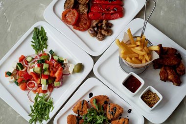 Güzel masa restoranda. Doyurucu ve lezzetli yemek peynir Camembert meyilli, Yunan salatası ve ızgara sebzeler oluşan