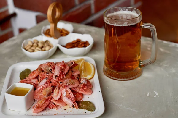 Snack de cerveza en el pub o bar.Cerveza, camarones y nueces . —  Fotos de Stock