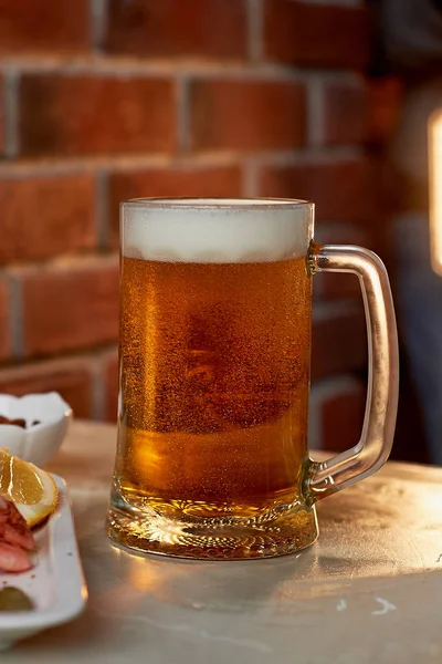 Przekąski do piwa w pubie lub w barze. Piwo, krewetki i orzechów. — Zdjęcie stockowe