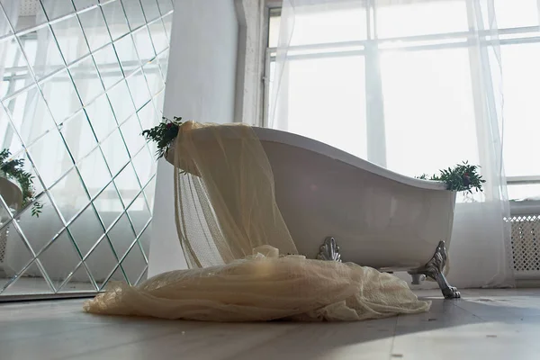 Baño sobre patas de leones, decorado con flores. En el suelo hay velas. Un ambiente romántico para una cita. —  Fotos de Stock