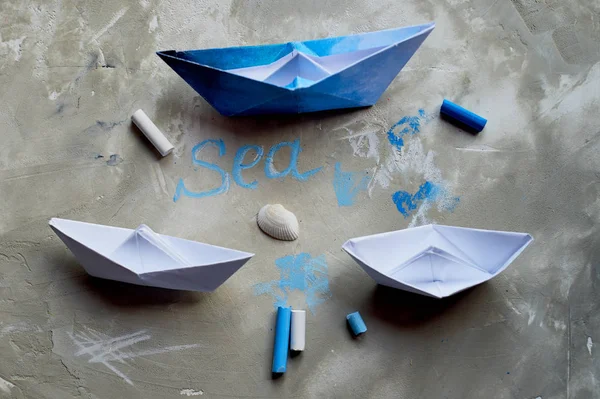 Sonhos sobre o mar. Um símbolo de viagem e liberdade. Um navio feito de papel. Pastel lápis de cera. A inscrição o mar — Fotografia de Stock