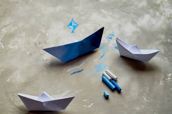 Sonhos sobre o mar. Um símbolo de viagem e liberdade. Um navio feito de papel.pastel lápis de cor . — Fotografia de Stock