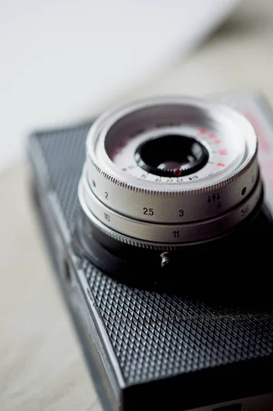 오래 된 수동 카메라입니다. 수동 제어입니다. 레트 로입니다. 사진술의 역사입니다. 영화 사진 — 스톡 사진