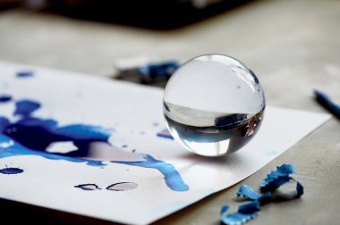 cam kase ve yansıma mavi mürekkep azıyorum. Soyutlama.