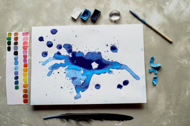 Mavi mürekkep lekesi sanat, sanatçı için öznitelikleri.
