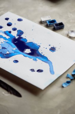 Mavi mürekkep lekesi sanat, sanatçı için öznitelikleri.