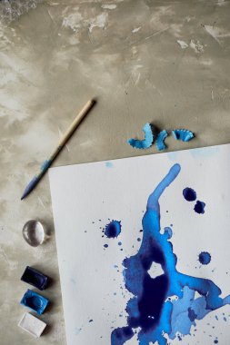 Mavi mürekkep lekesi sanat, sanatçı için öznitelikleri.