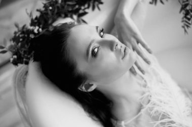 Parlak Studio.Delicate ve barış ve huzur şehvetli atmosferini. Banyoda yalan dolgun dudaklar, zarif ince bilek, güzel bir kızla Relaxation.Portrait.