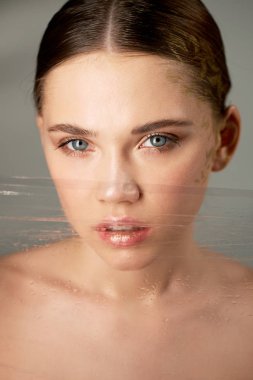 Profesyonel makyaj ile Studio, genç güzel kız portresi. Çekim güzellik. Karşısında şeffaf film