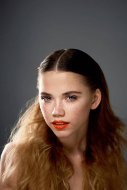 Profesyonel makyaj ile Studio, genç güzel kız portresi. Çekim güzellik. Temiz cilt güzel bir kızla Güzellik Portresi. Parlak turuncu dudaklar altın çiller