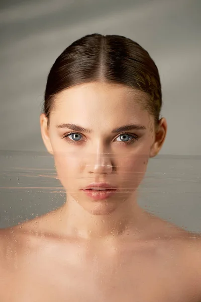 Retrato de joven hermosa chica en Studio, con maquillaje profesional.Fotografía de belleza. Frente a la película transparente —  Fotos de Stock