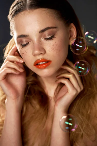 Portret młodej dziewczyny piękne w Studio, z profesjonalnym makijażem. Piękno fotografowania. Piękno baniek mydlanych. Flary rainbow — Zdjęcie stockowe