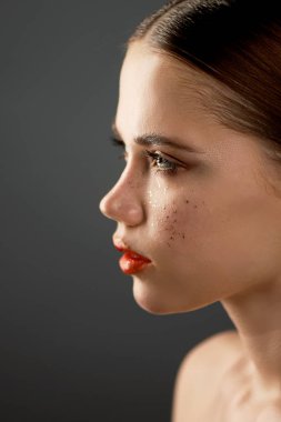 Profesyonel makyaj ile Studio, genç güzel kız portresi. Çekim güzellik. Temiz cilt güzel bir kızla Güzellik Portresi. Parlak turuncu dudaklar altın çiller