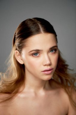 Profesyonel makyaj ile Studio, genç güzel kız portresi. Çekim güzellik. Temiz cilt güzel bir kızla Güzellik Portresi. Doğal makyaj, çıplak