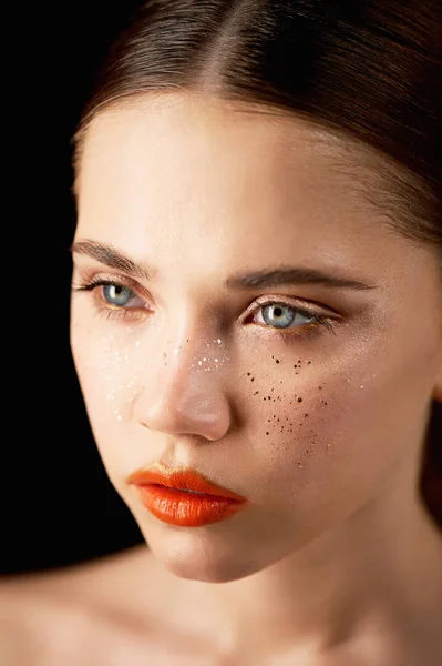 Porträtt av ung vacker flicka i Studio med professionell makeup. Skönhet skytte. Beauty porträtt av en vacker flicka med ren hud. Ljusa orange läppar Golden fräknar — Stockfoto