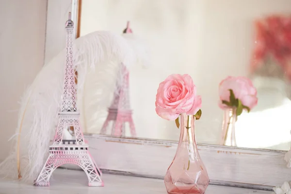 Viajar para França. Romance em rosa. Torre Eiffel miniatura. Símbolo de amor e confissões. Apaixonado — Fotografia de Stock