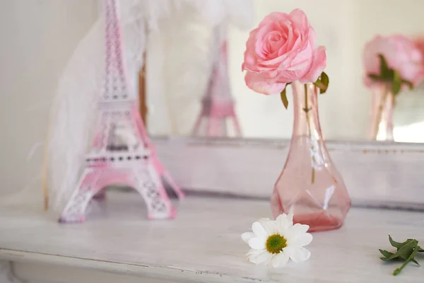 Viajar para França. Romance em rosa. Torre Eiffel miniatura. Símbolo de amor e confissões. Apaixonado — Fotografia de Stock