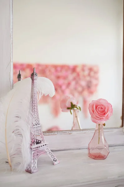 Voyager en France. Romance en rose. Tour Eiffel miniature. Symbole d'amour et de confessions. Amoureux — Photo