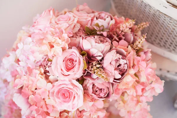 Composições de flores rosa no interior. Casamento foto zone.Romantic decoração do espaço — Fotografia de Stock