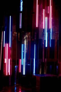 Yüzeyler, mavi ve pembe ışığın yansıması. Kulüp, taraflar atmosfer. Alacakaranlık