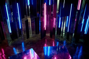 Yüzeyler, mavi ve pembe ışığın yansıması. Kulüp, taraflar atmosfer. Alacakaranlık