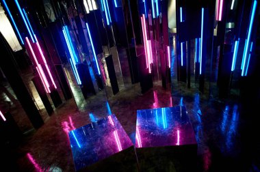 Yüzeyler, mavi ve pembe ışığın yansıması. Kulüp, taraflar atmosfer. Alacakaranlık