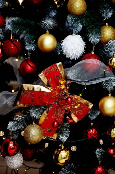 Decoración de Navidad en el árbol de Navidad, lazo rojo. El nuevo año 2020 . — Foto de Stock