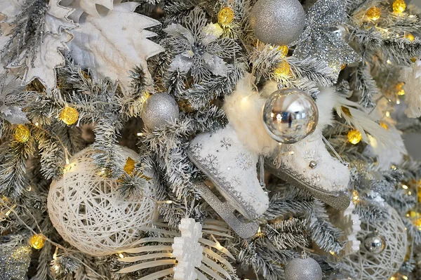 Decoración de árbol de Navidad de plata, macro. Celebración del nuevo año 2020 — Foto de Stock