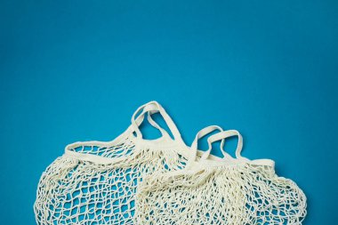 Plastik poşetleri değiştiriyorum. Çevreye bakıyorum. Boş ağ, mavi arkaplanda awosika.