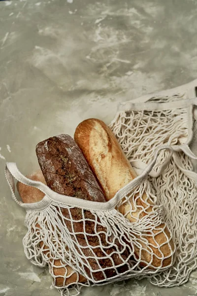 Wymieniam plastikowe torby. Dbanie o środowisko. Prosty i pyszny chleb wiejski. Prosty posiłek. Prosty chleb wiejski. — Zdjęcie stockowe