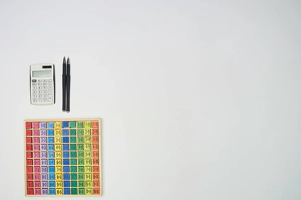 Multiplication table . Macro mode. Colored wooden cubes. Teaching children math and numeracy. Mental math. Calculator and pens, copy space — 스톡 사진