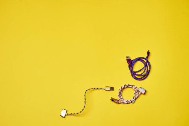 Cihazlar için elektrik şarjı. Elektronik. Minimalizm. Sarı