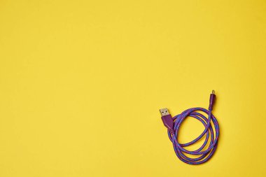 Cihazlar için elektrik şarjı. Elektronik. Minimalizm. Sarı