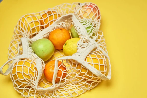 Substituindo sacos de plástico. Cuidar do meio ambiente. Grade com frutas em papel colorido, fortificação. Minimalismo . — Fotografia de Stock
