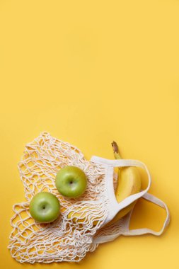 Muzlu ve elmalı yulaf ezmesi. Plastik torbaları değiştiriyorum. Sağlıklı ve sağlıklı vejetaryen yiyecekler..