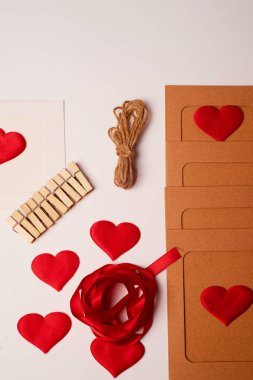 Sevgililer Günü için hazırlanıyorum. Mektup ve kartları dolduruyorum. Valentine..