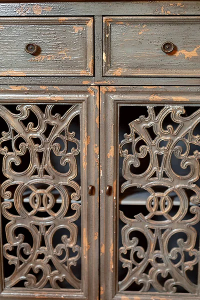 Oude gesneden houten kastdeuren.De geschilde verf. — Stockfoto