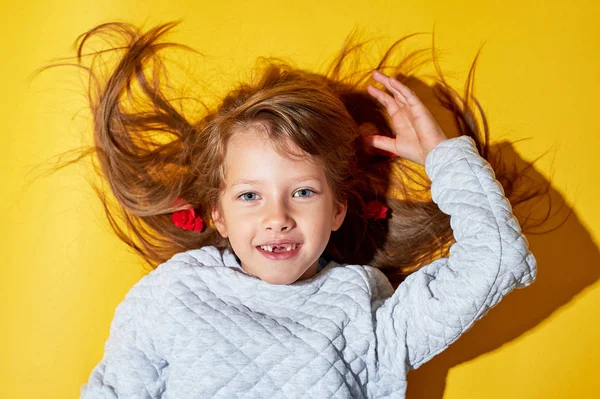 La chica del fondo amarillo. Sin dientes delanteros. Diente de hadas y dentistry.Smiles feliz . — Foto de Stock