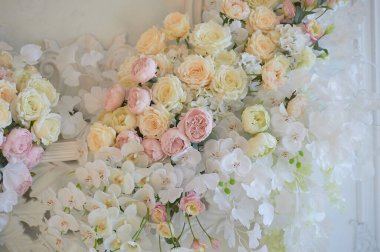 Bir çiçek duvarı, bir çelenk. Düğün süsü gülleri..