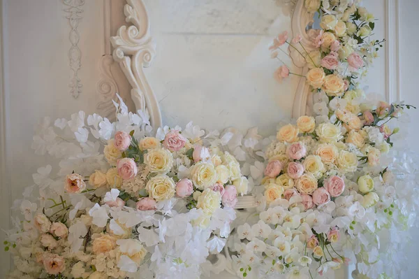 Stěna z květin, girland.Wedding dekorace růží. — Stock fotografie